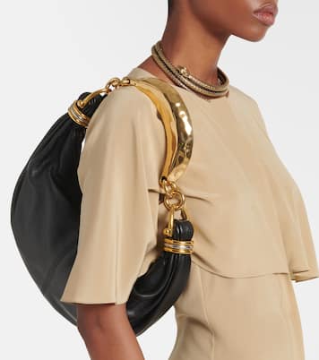 Banana Small leather shoulder bag in black - Chloe | iBrandZone